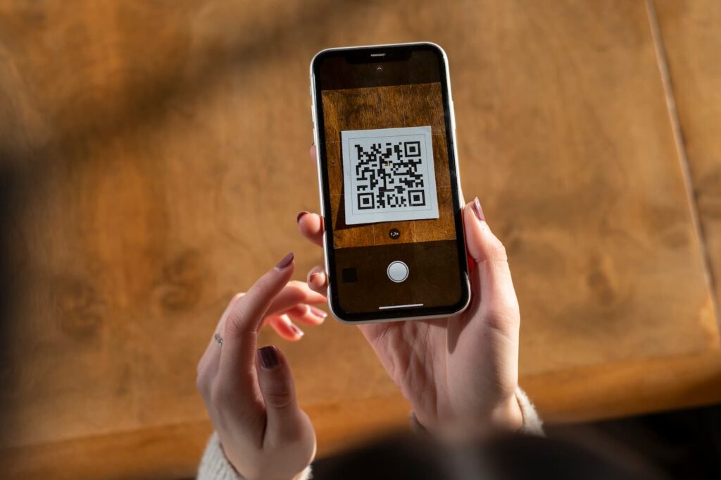 How to read QR codes with a smartphone